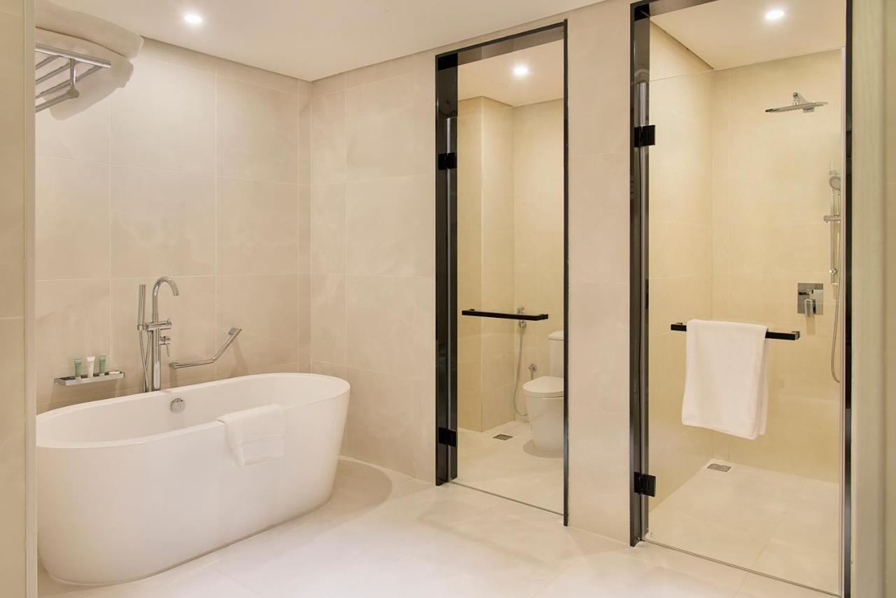 דובאי Asiana Grand Hotel מראה חיצוני תמונה A modern bathroom with a shower and a bathtub