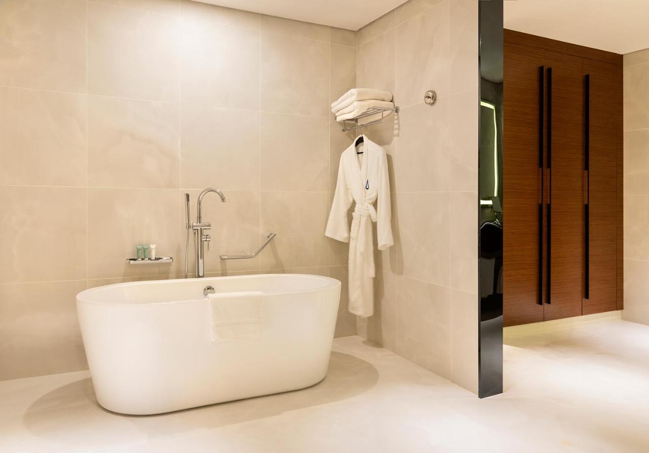 דובאי Asiana Grand Hotel מראה חיצוני תמונה A freestanding bathtub