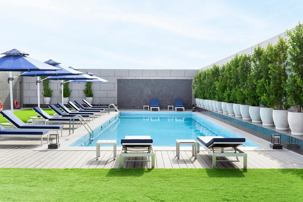 דובאי Asiana Grand Hotel מראה חיצוני תמונה The swimming pool at the hotel