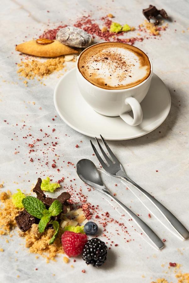 דובאי Asiana Grand Hotel מראה חיצוני תמונה A coffee cup with a saucer