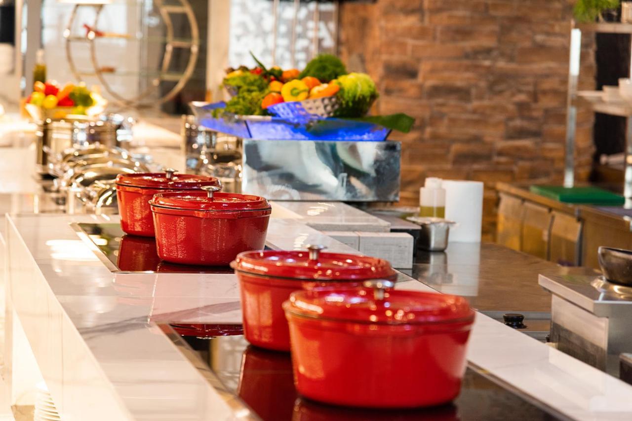 דובאי Asiana Grand Hotel מראה חיצוני תמונה Le Creuset cast iron cookware